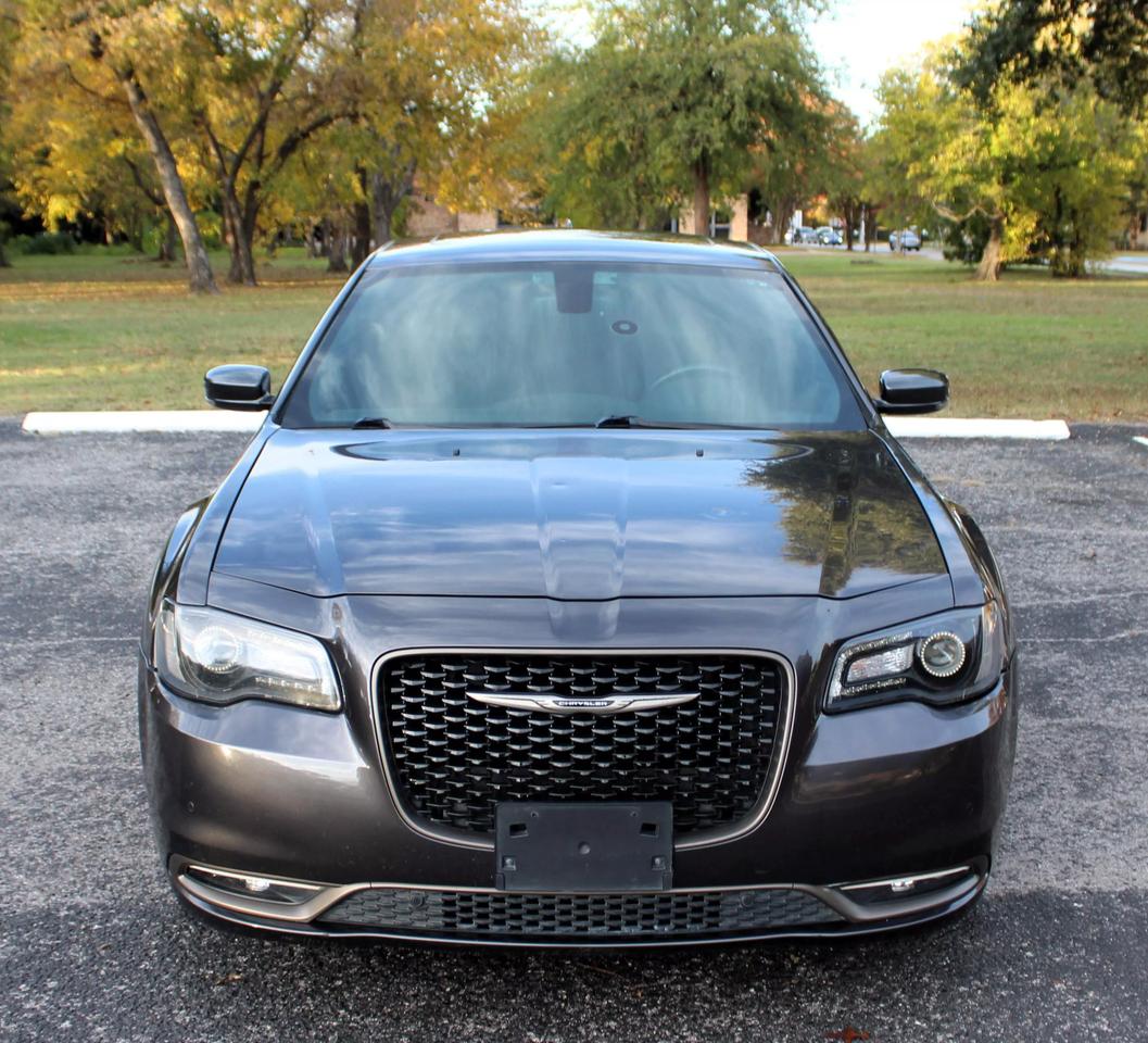 2016 Chrysler 300 S photo 3