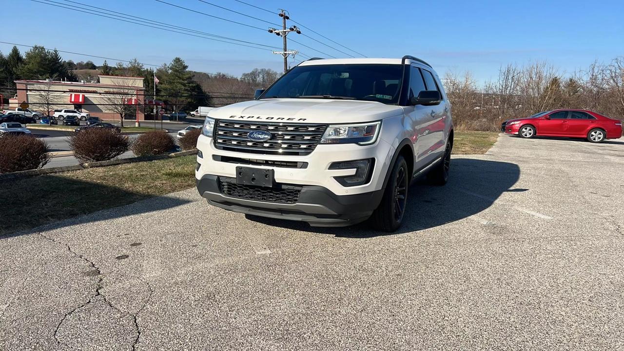 2017 Ford Explorer XLT photo 3