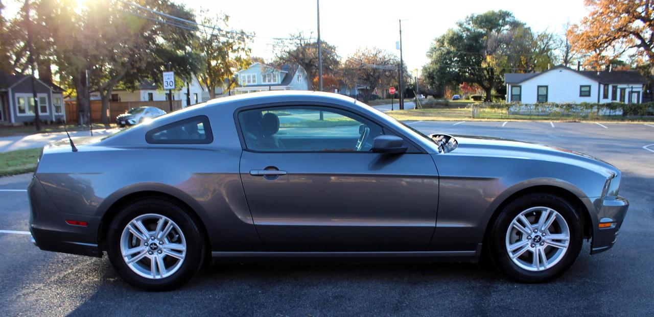 2013 Ford Mustang V6 photo 7