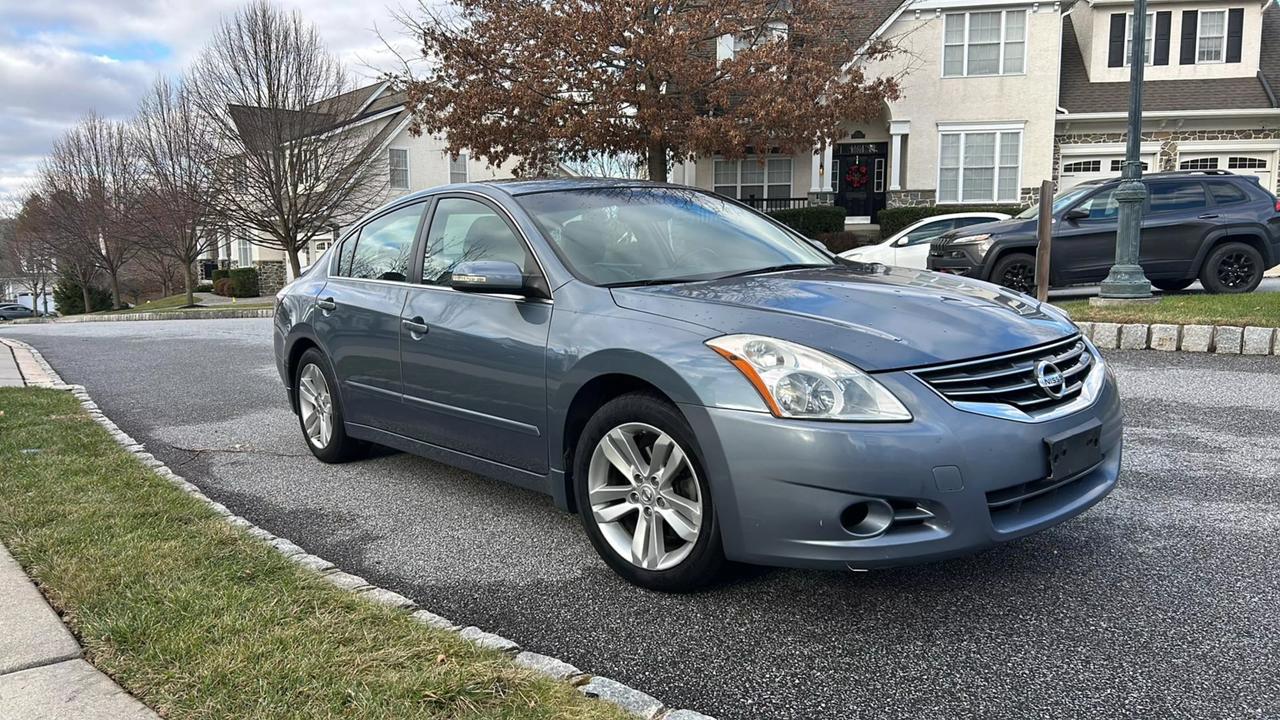 2011 Nissan Altima SR photo 11