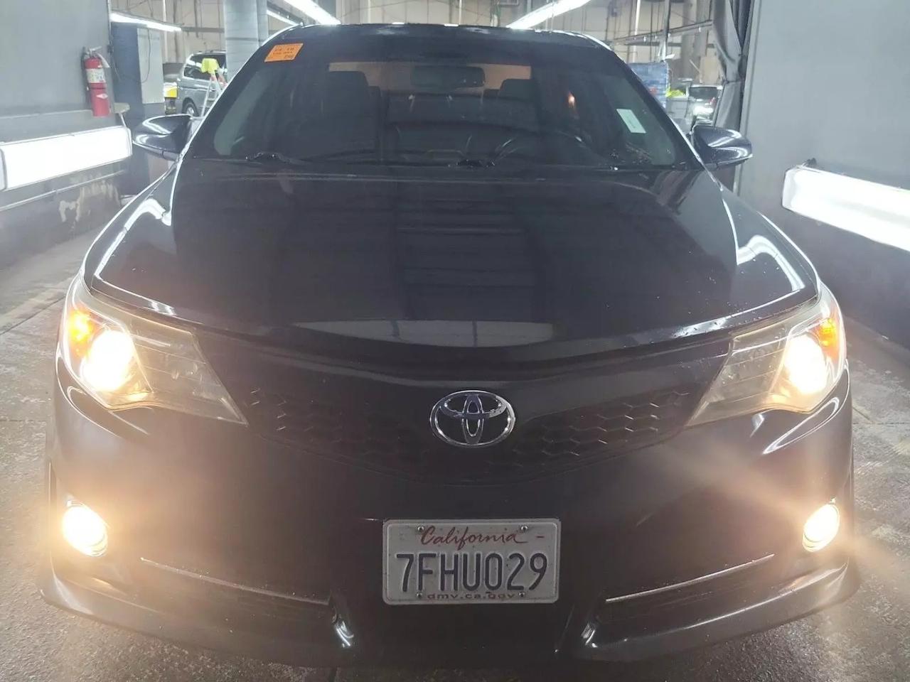 2014 Toyota Camry SE photo 3