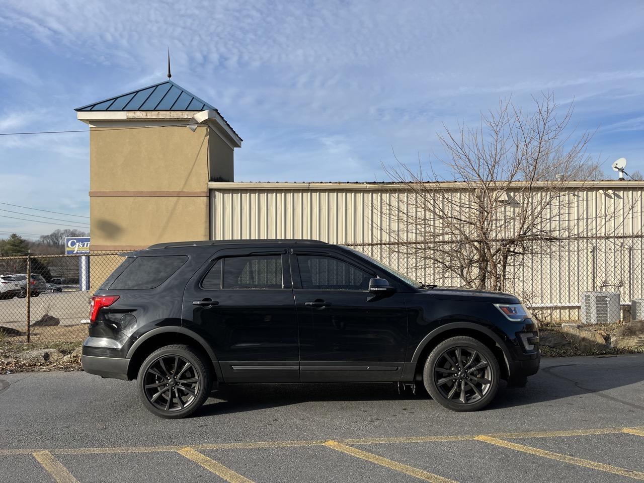 2017 Ford Explorer XLT photo 3