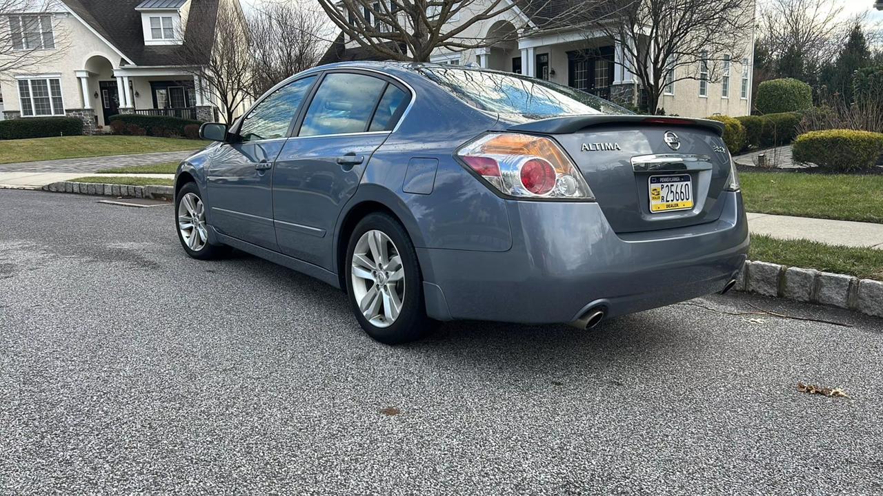 2011 Nissan Altima SR photo 25