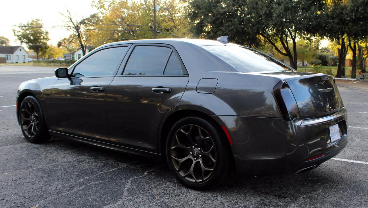 2016 Chrysler 300 S photo 15