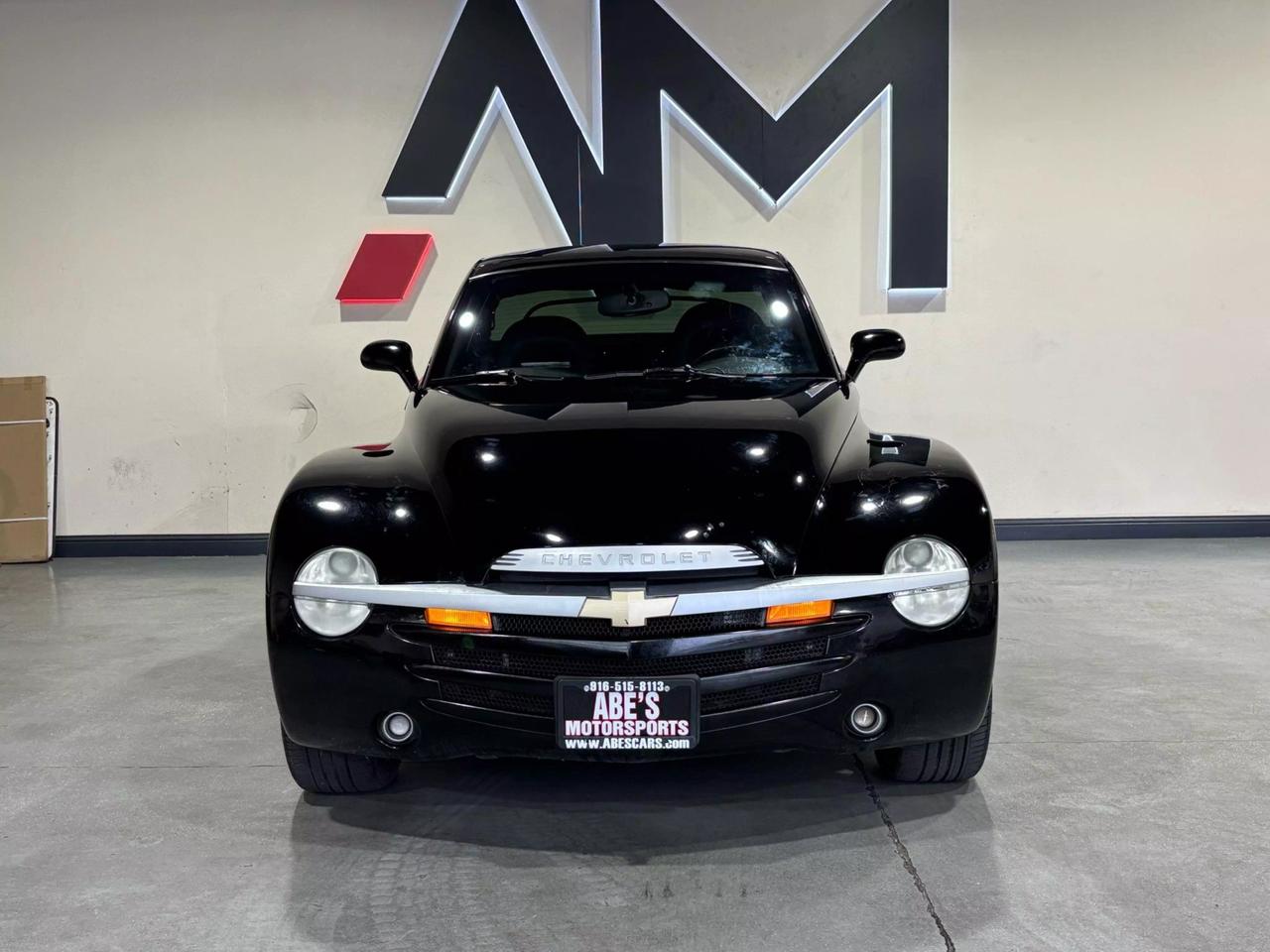 2005 Chevrolet SSR Base photo 2