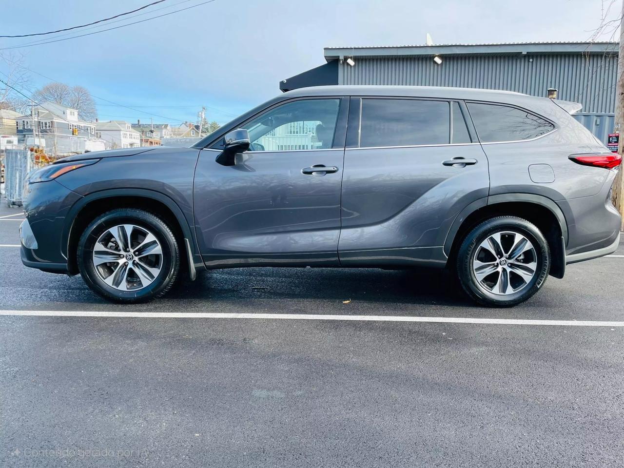 2022 Toyota Highlander XLE photo 8