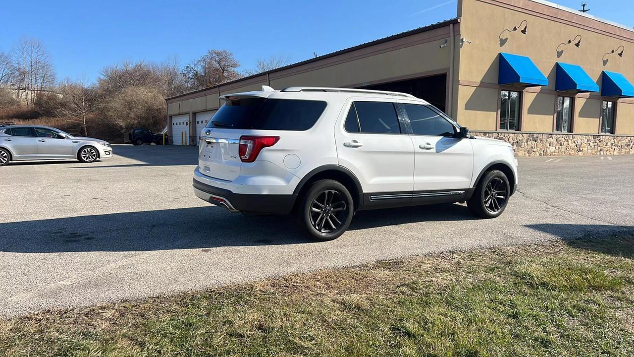 2017 Ford Explorer XLT photo 17