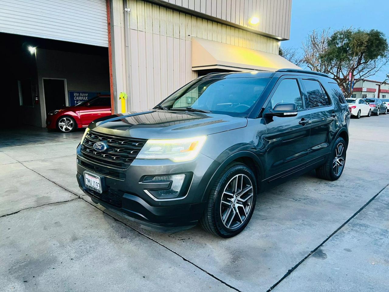 Ford Explorer's photo