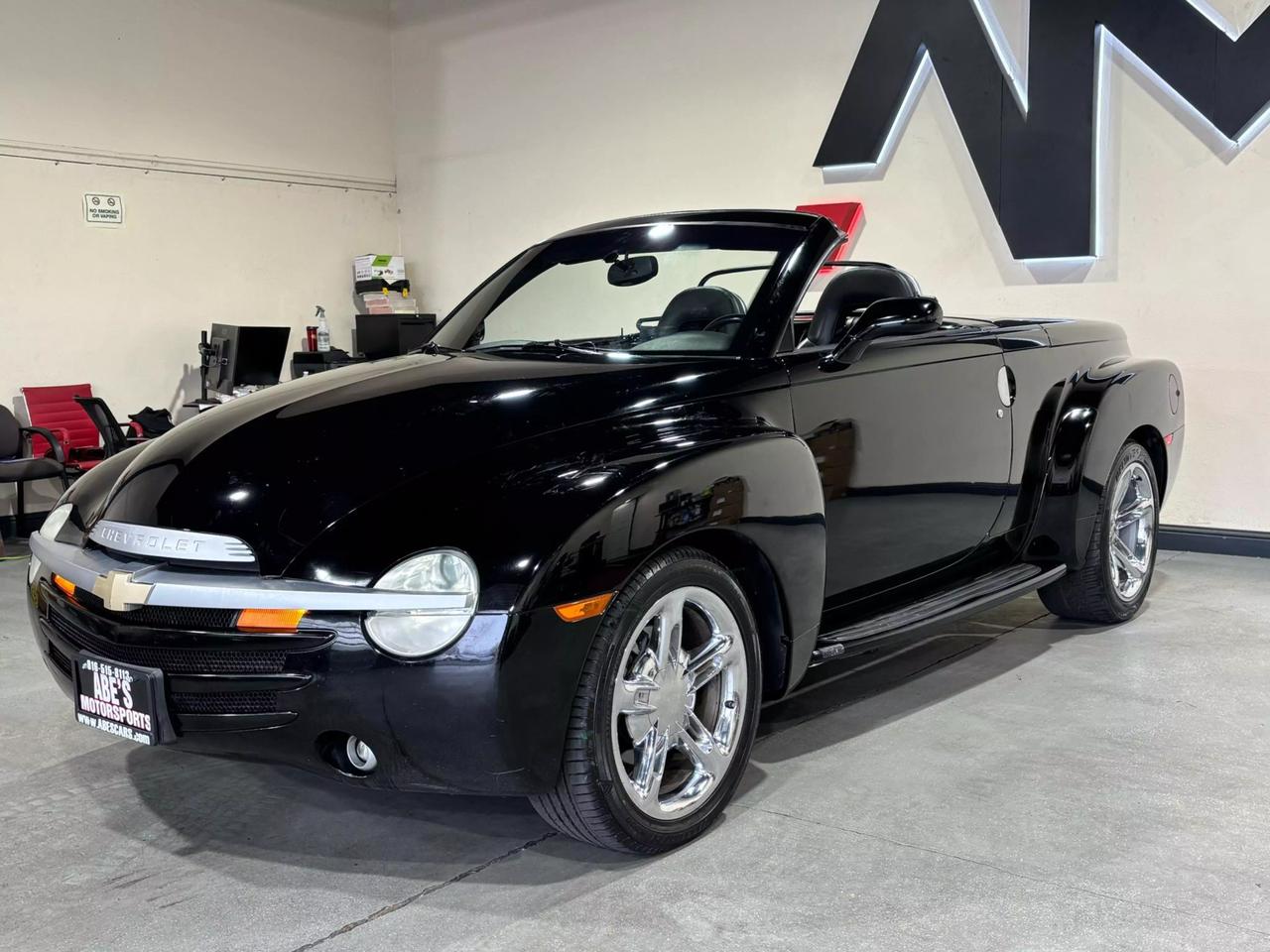 2005 Chevrolet SSR Base photo 19