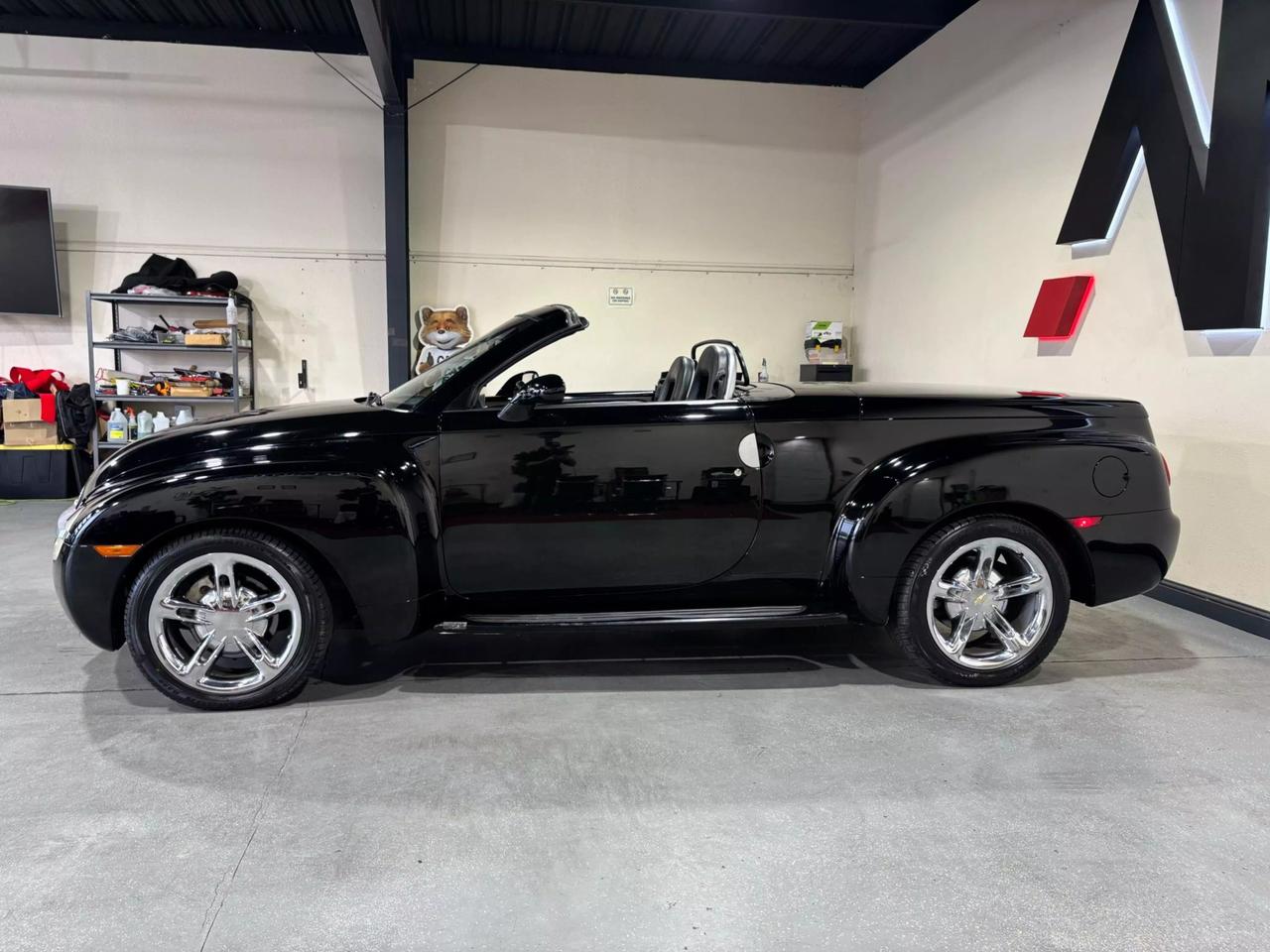 2005 Chevrolet SSR Base photo 26