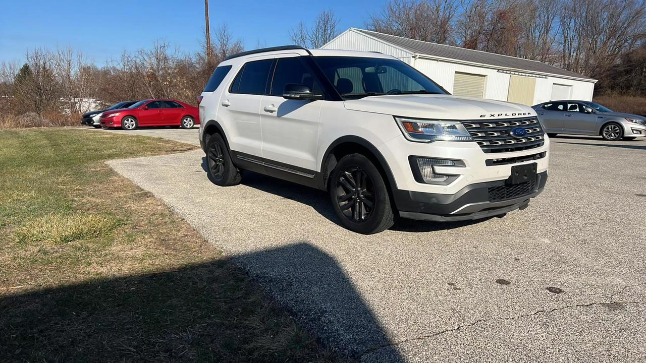 2017 Ford Explorer XLT photo 9