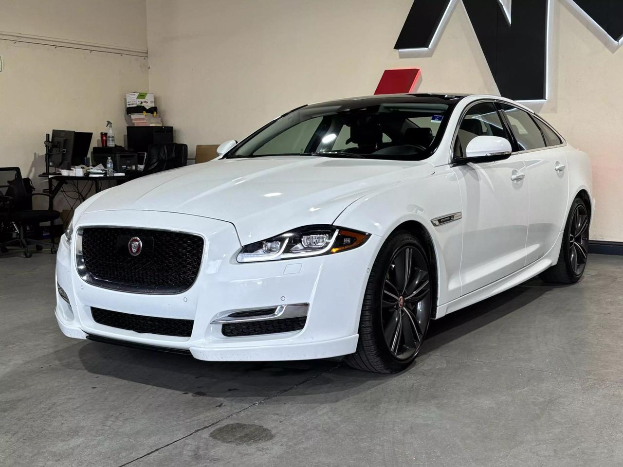 Jaguar XJ's photo