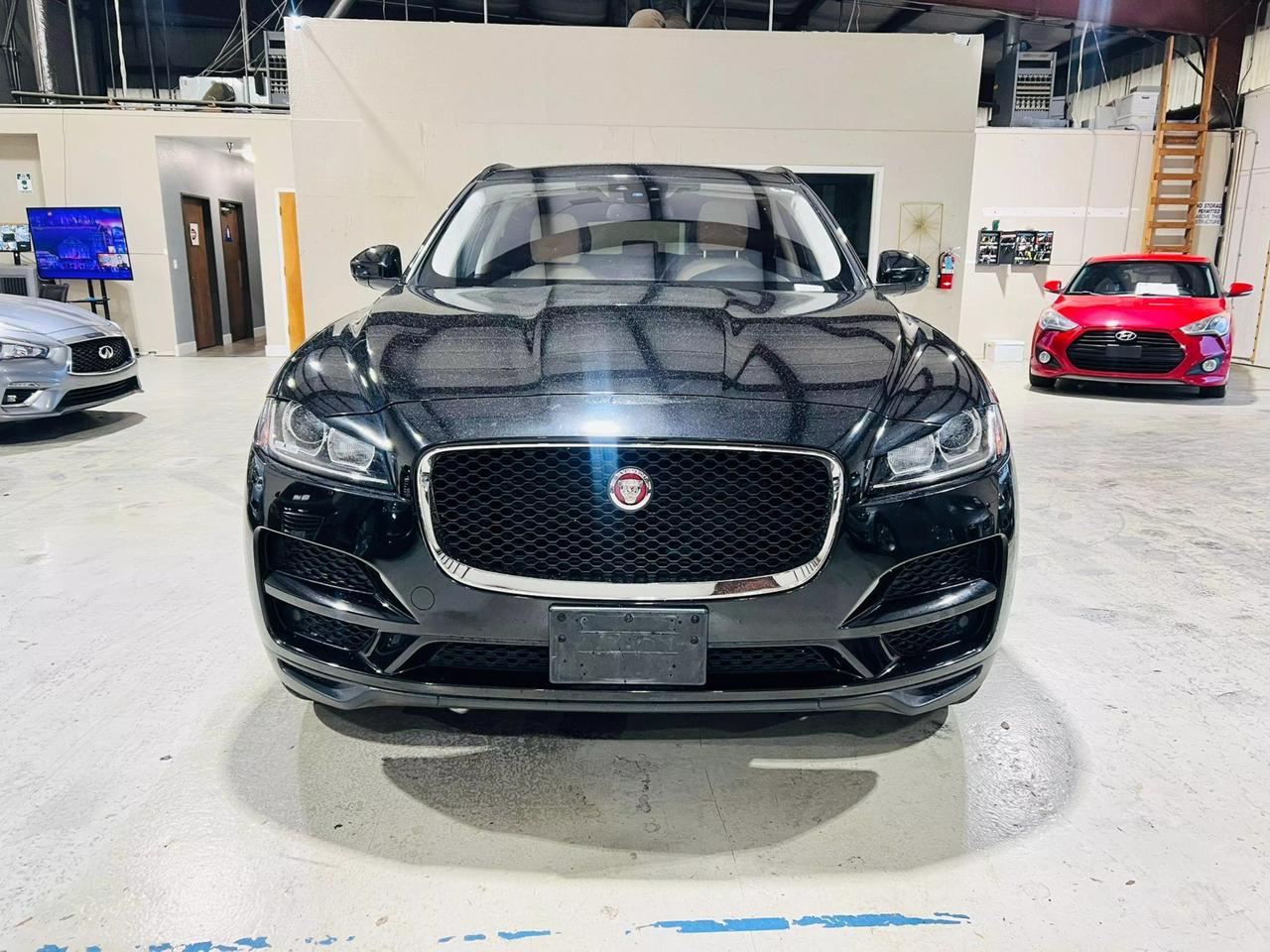 Jaguar F-Pace's photo