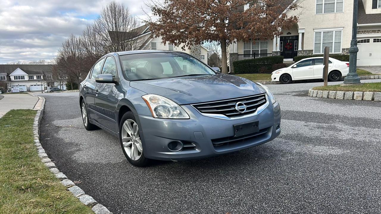 2011 Nissan Altima SR photo 9