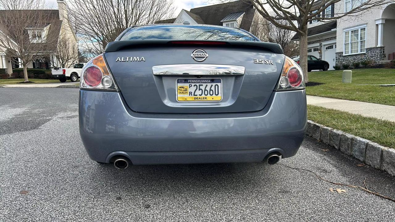 2011 Nissan Altima SR photo 23