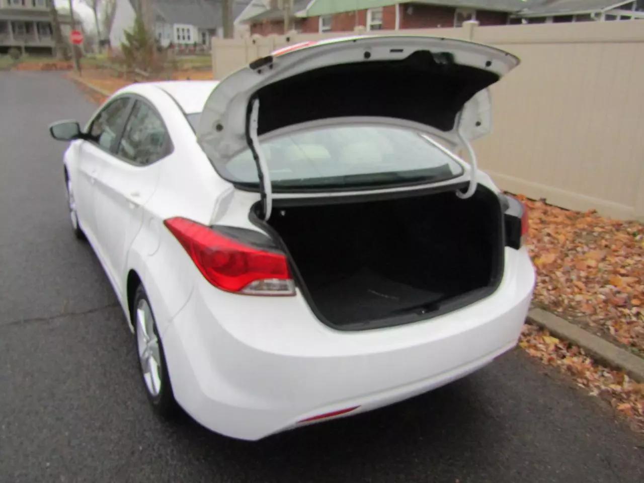 2013 Hyundai Elantra GLS photo 16