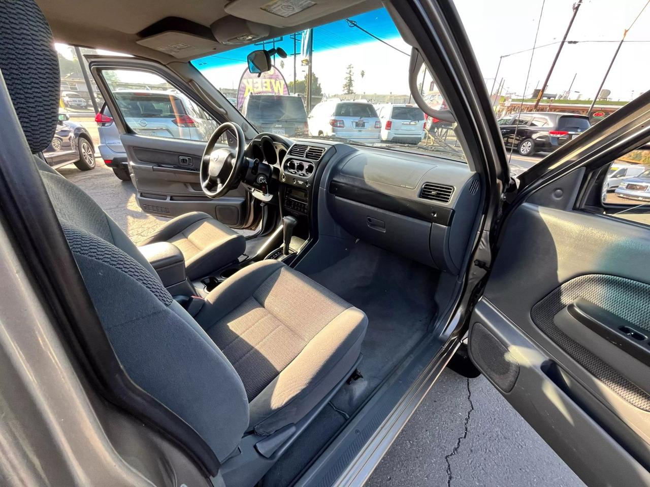 2004 Nissan Frontier XE photo 31