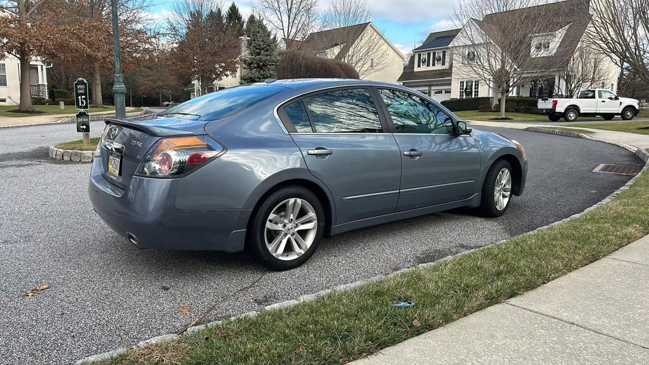 2011 Nissan Altima SR photo 19