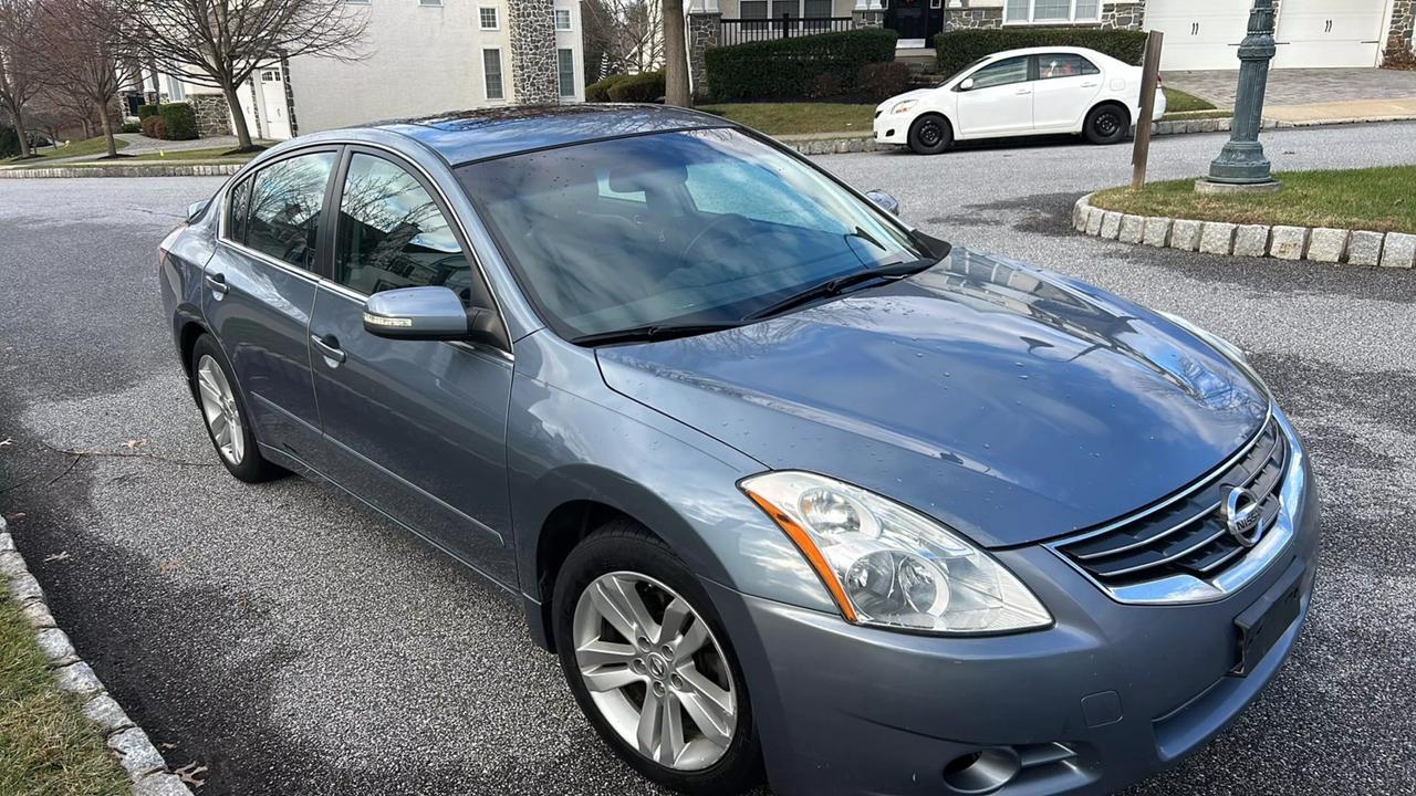 2011 Nissan Altima SR photo 43