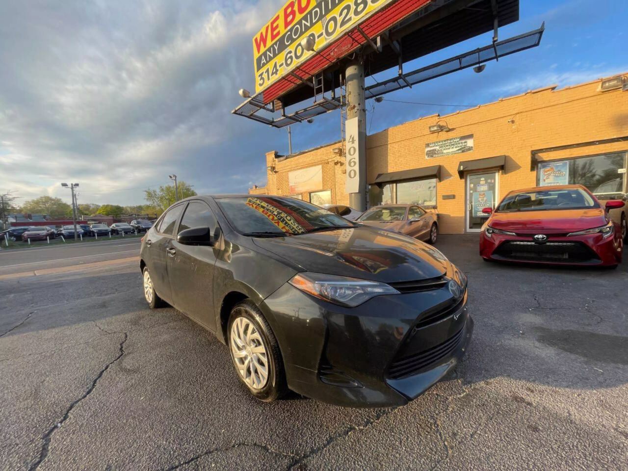 Used 2018 Toyota Corolla LE with VIN 5YFBURHE5JP756710 for sale in Saint Louis, MO