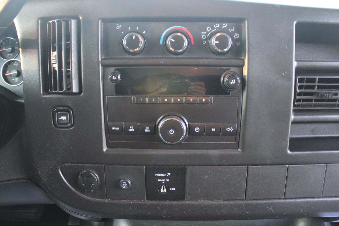 2014 Chevrolet Express Commercial Cutaway Cutaway Van 2d - Image 19
