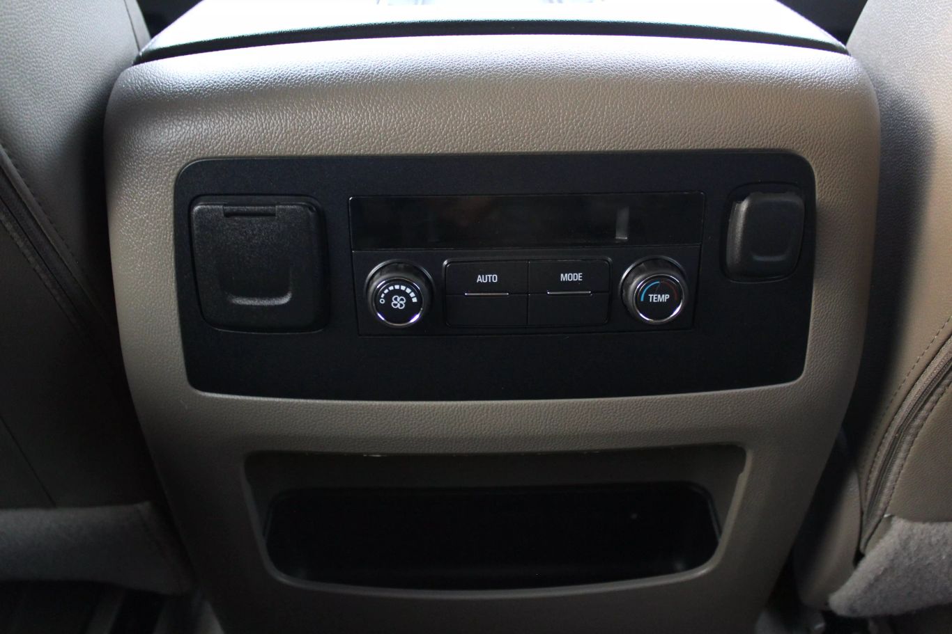 2017 Chevrolet Suburban Lt Sport Utility 4d - Image 32