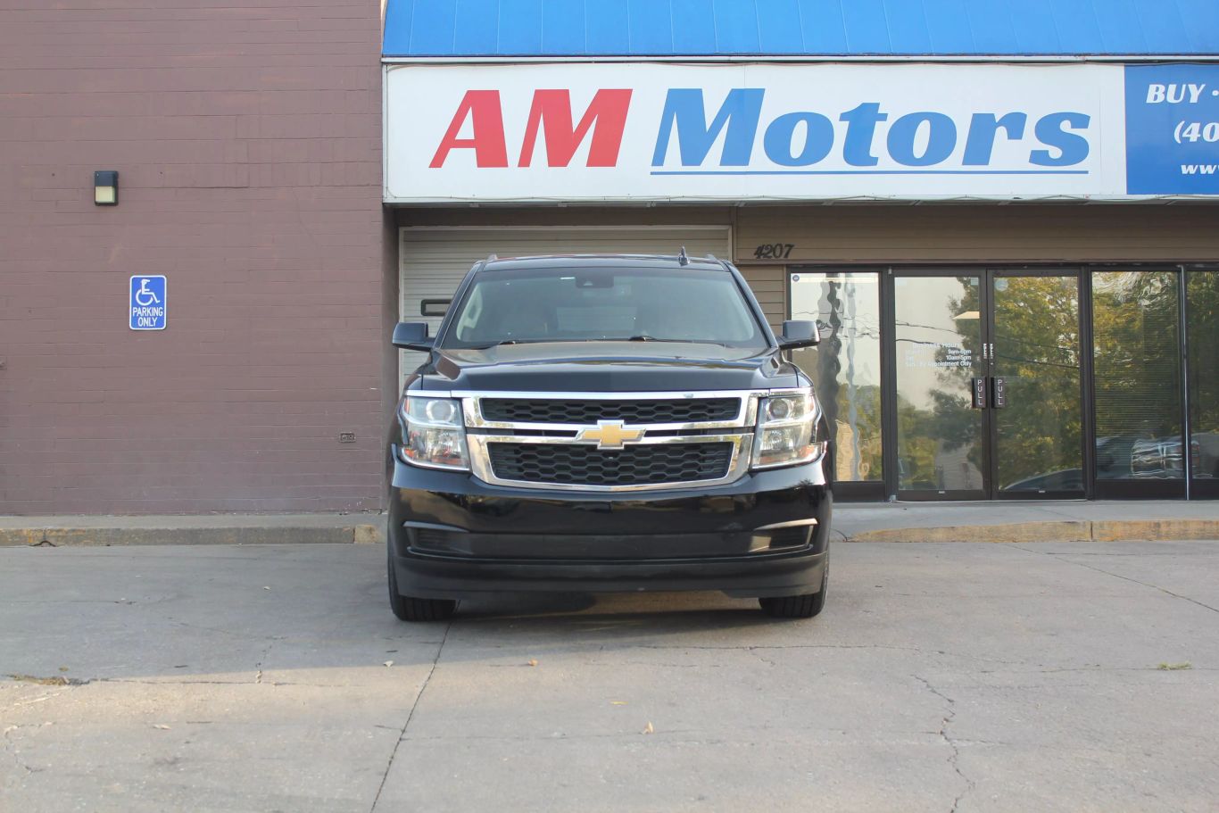 2017 Chevrolet Suburban Lt Sport Utility 4d - Image 2