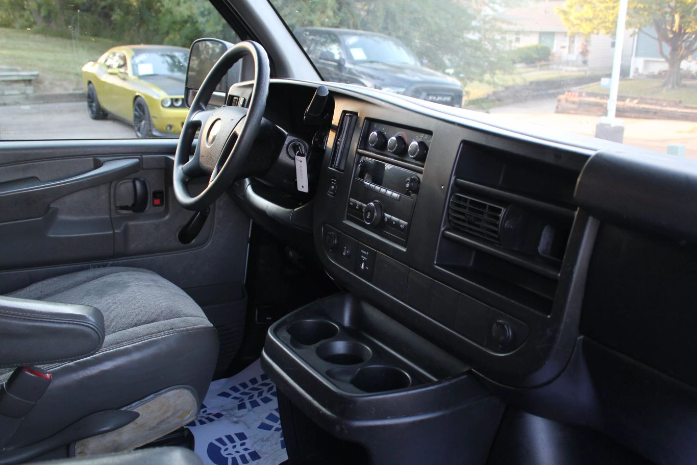 2014 Chevrolet Express Commercial Cutaway Cutaway Van 2d - Image 14