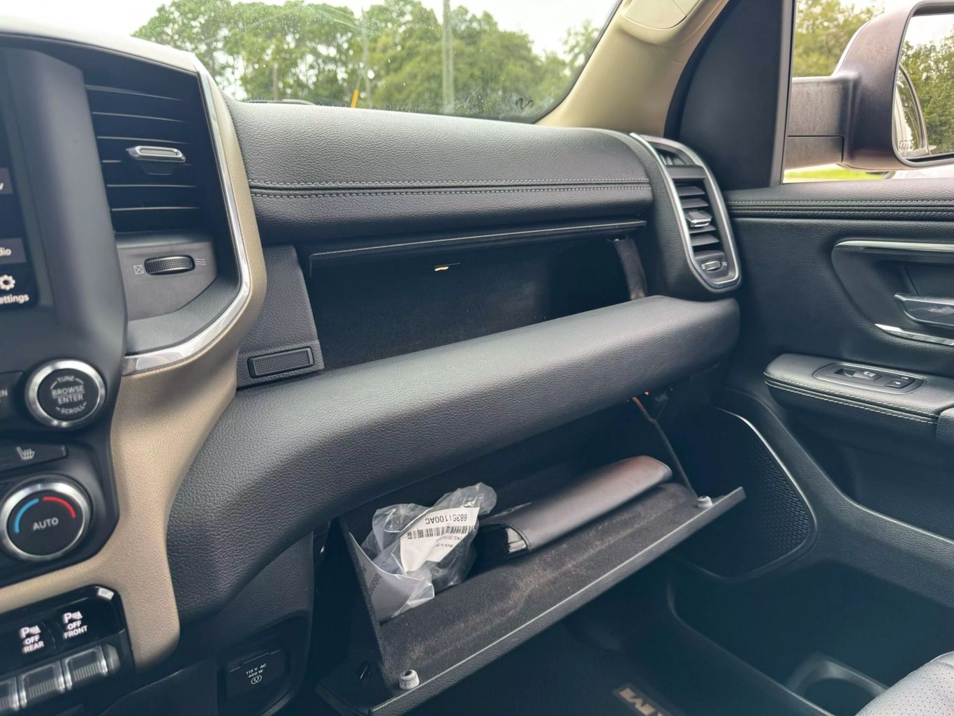 2019 RAM RAM 1500 PICKUP V8 5.7L GASOLINE CREW CAB LARAMIE 5.7L V8