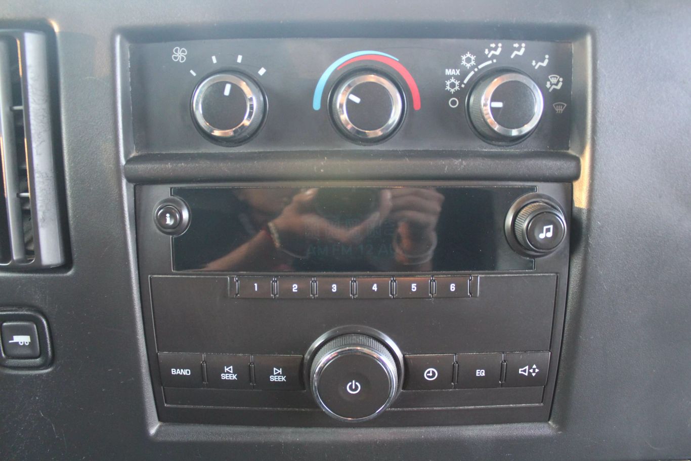 2014 Chevrolet Express Commercial Cutaway Cutaway Van 2d - Image 20