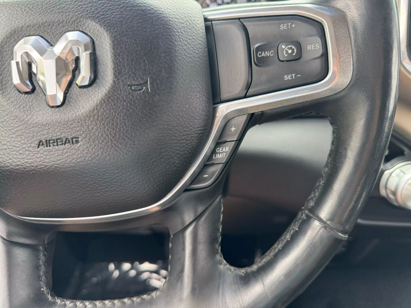 2019 RAM RAM 1500 PICKUP V8 5.7L GASOLINE CREW CAB LARAMIE 5.7L V8
