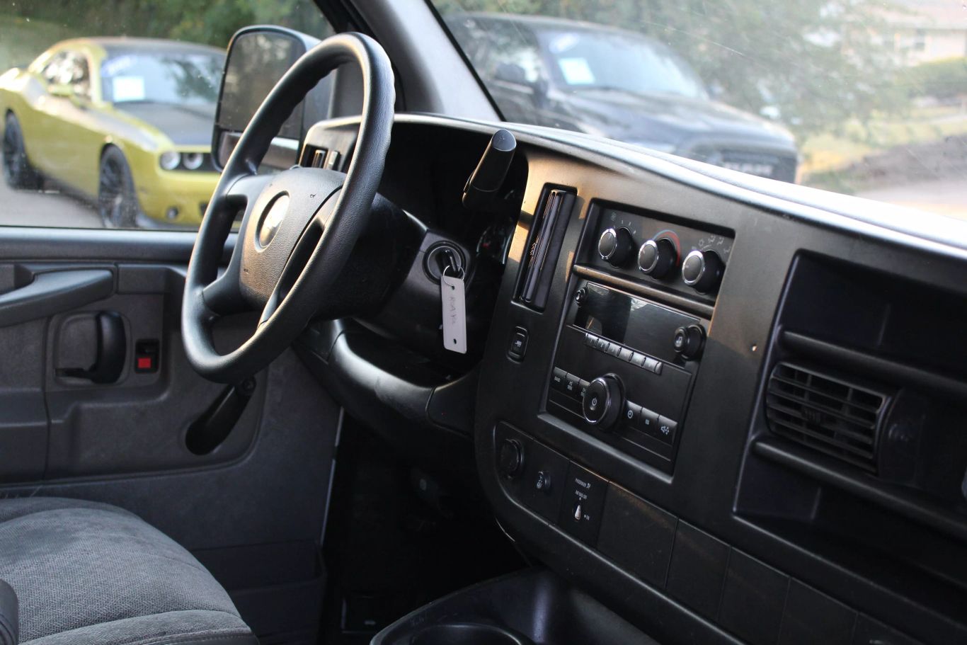 2014 Chevrolet Express Commercial Cutaway Cutaway Van 2d - Image 15