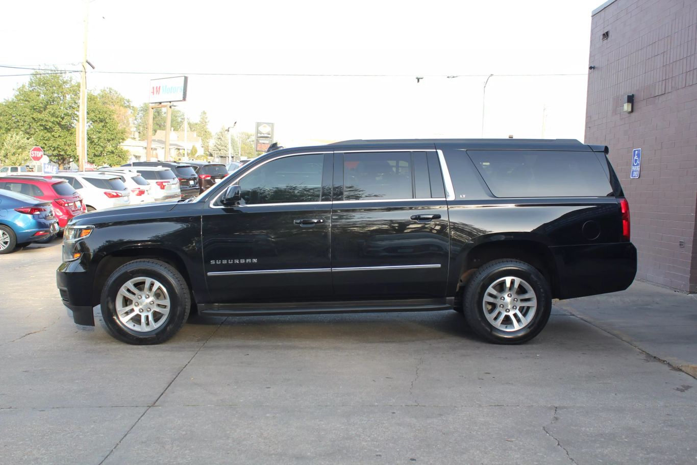 2017 Chevrolet Suburban Lt Sport Utility 4d - Image 4