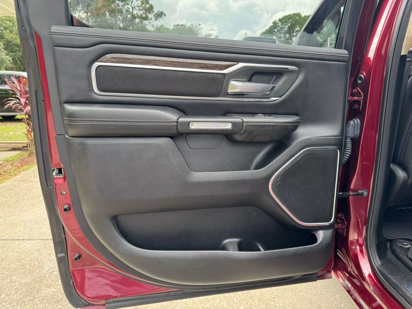 2019 RAM RAM 1500 PICKUP V8 5.7L GASOLINE CREW CAB LARAMIE 5.7L V8