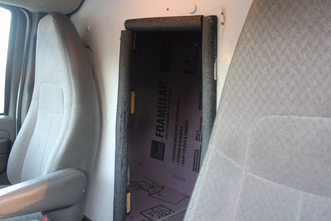 2014 Chevrolet Express Commercial Cutaway Cutaway Van 2d - Image 24