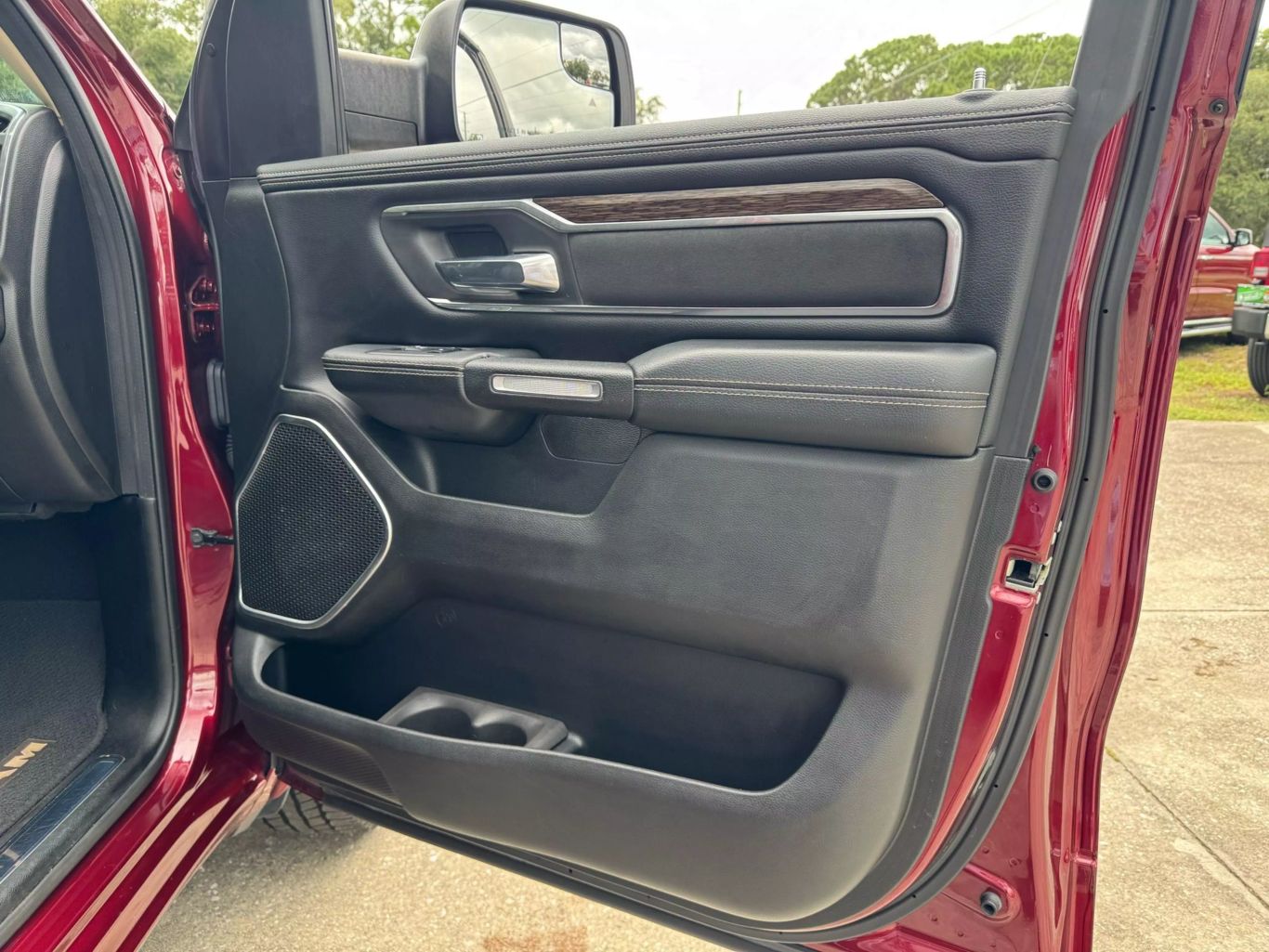 2019 RAM RAM 1500 PICKUP V8 5.7L GASOLINE CREW CAB LARAMIE 5.7L V8