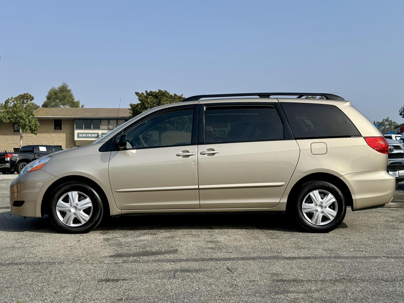 2010 Toyota Sienna LE photo 5