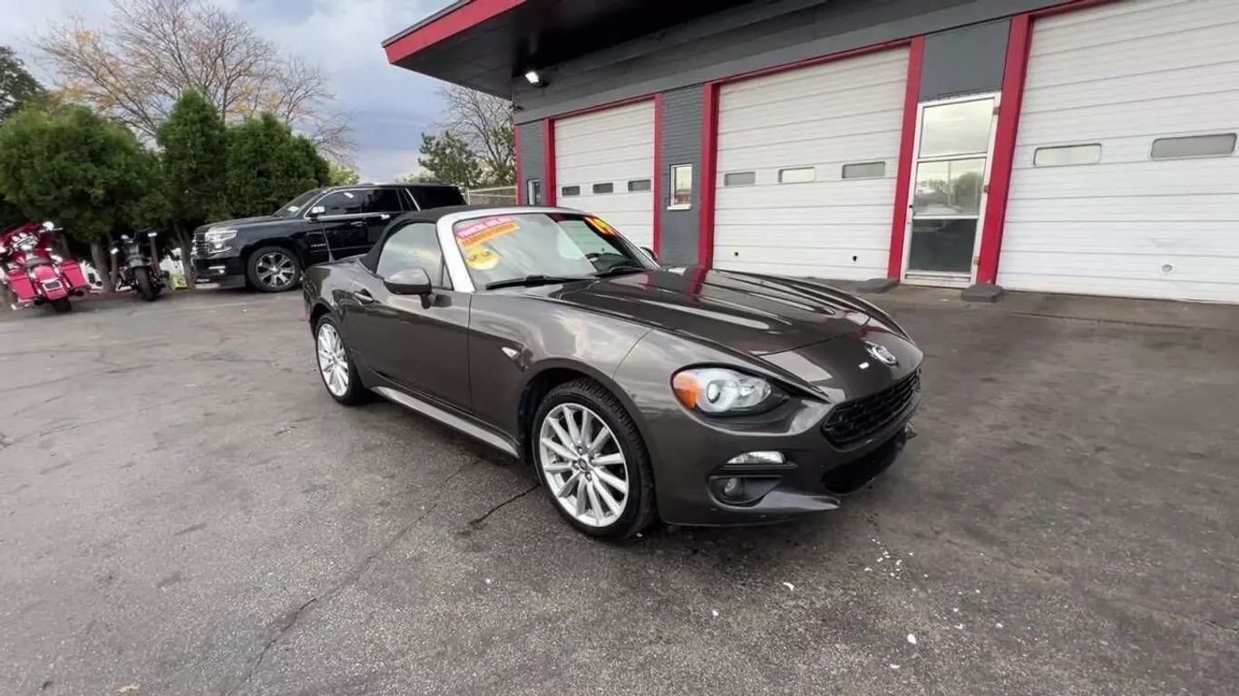 2019 Fiat 124 Spider - Image 2