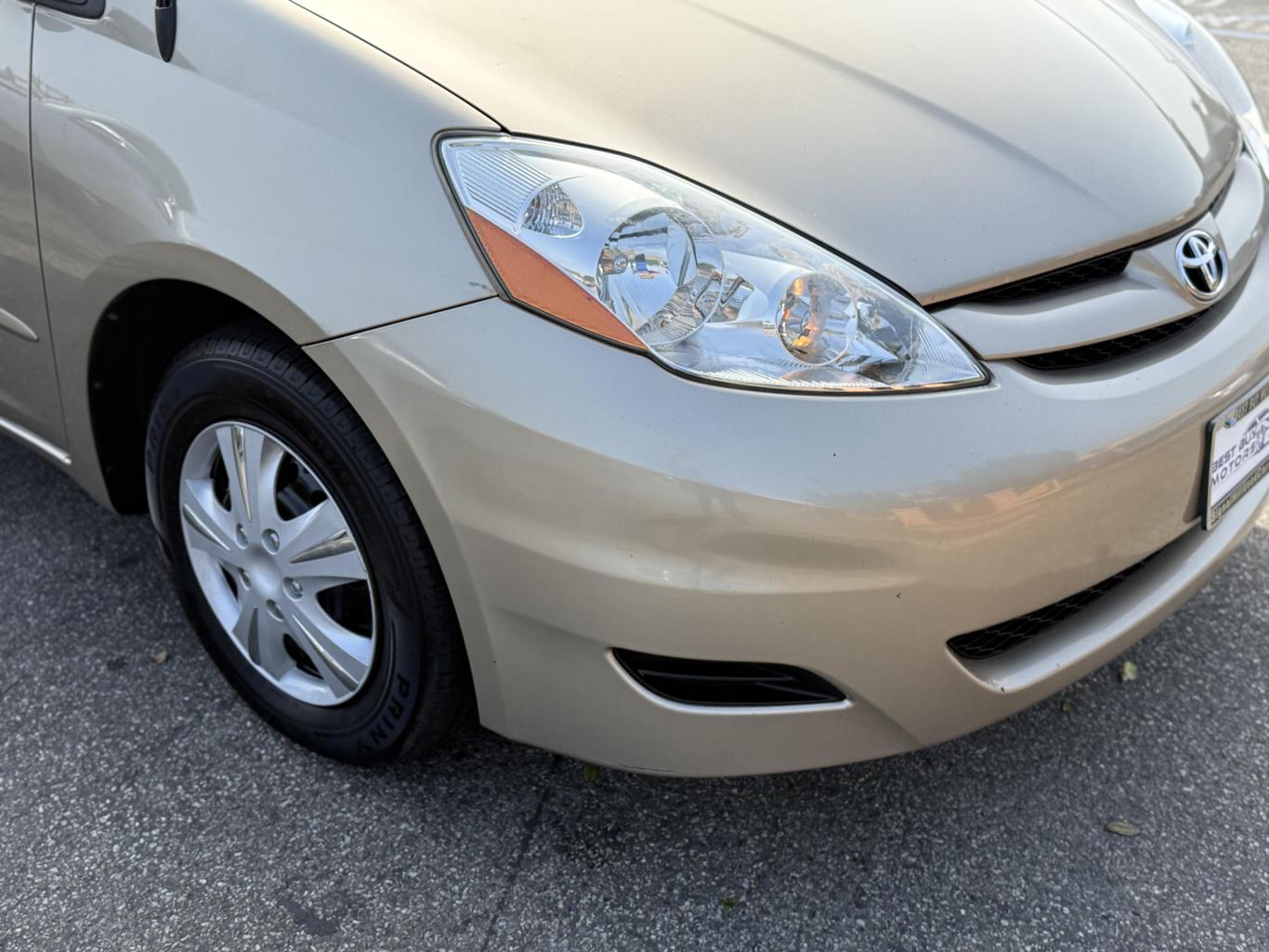 2010 Toyota Sienna LE photo 31