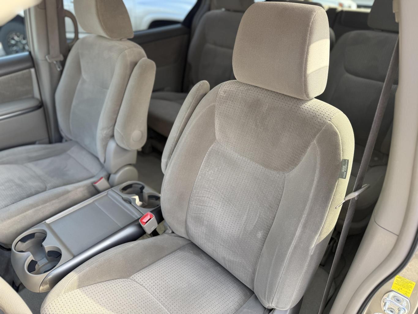 2010 Toyota Sienna LE photo 12