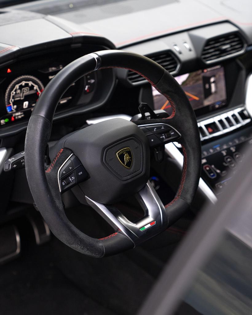 2019 Lamborghini Urus Base photo 43