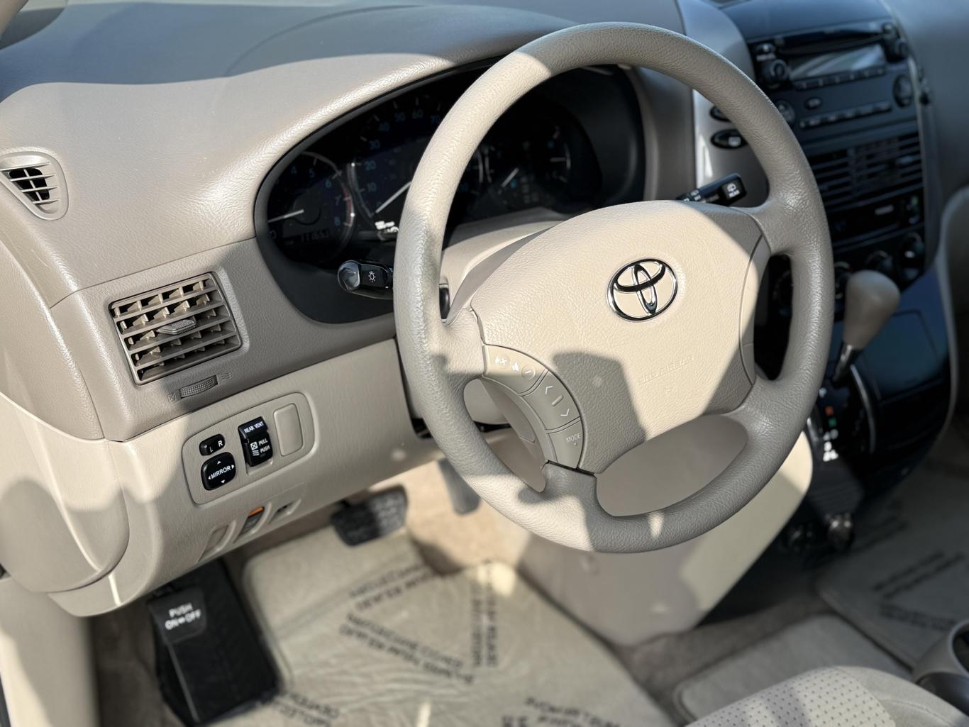 2010 Toyota Sienna LE photo 13