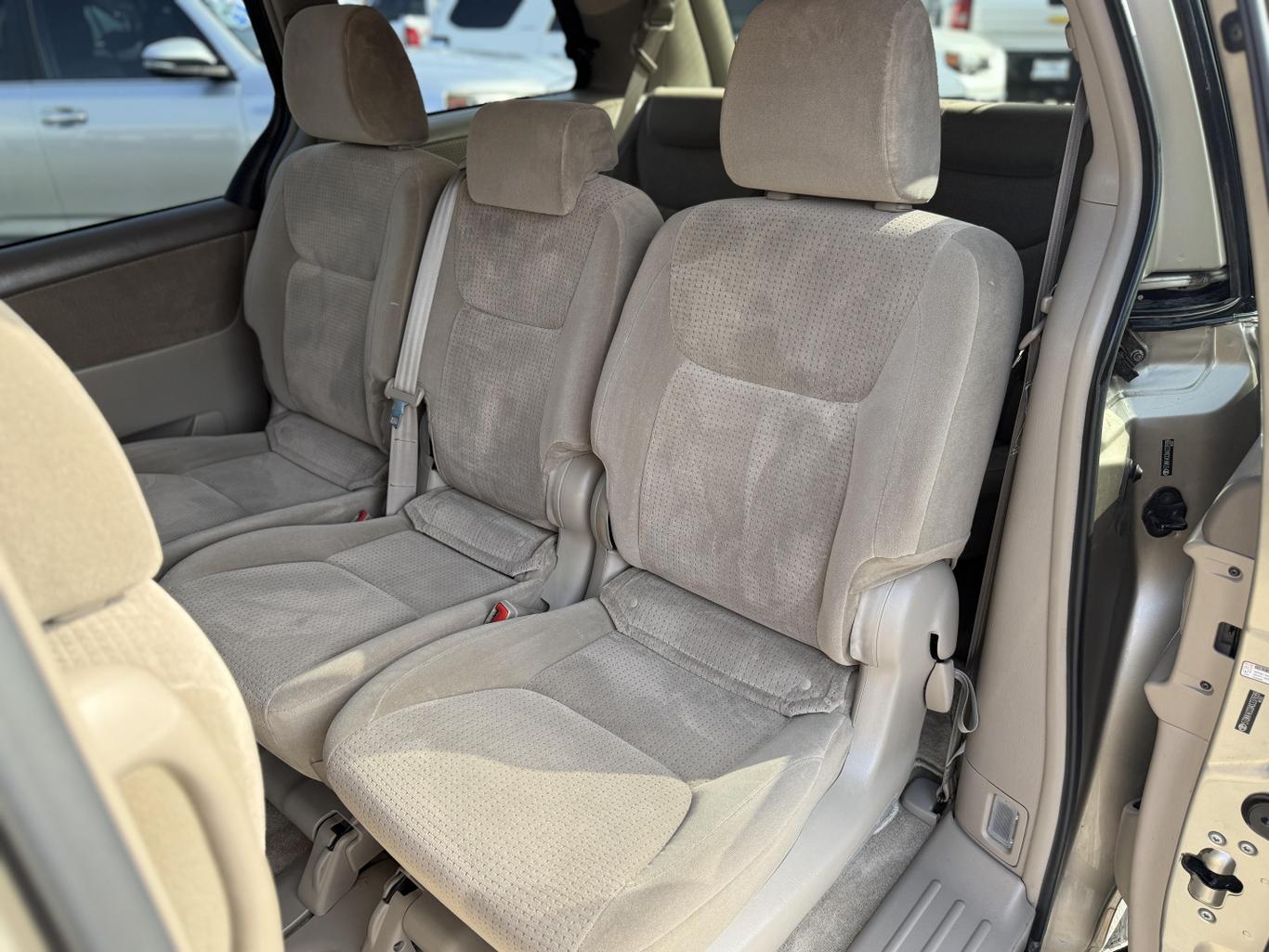 2010 Toyota Sienna LE photo 28