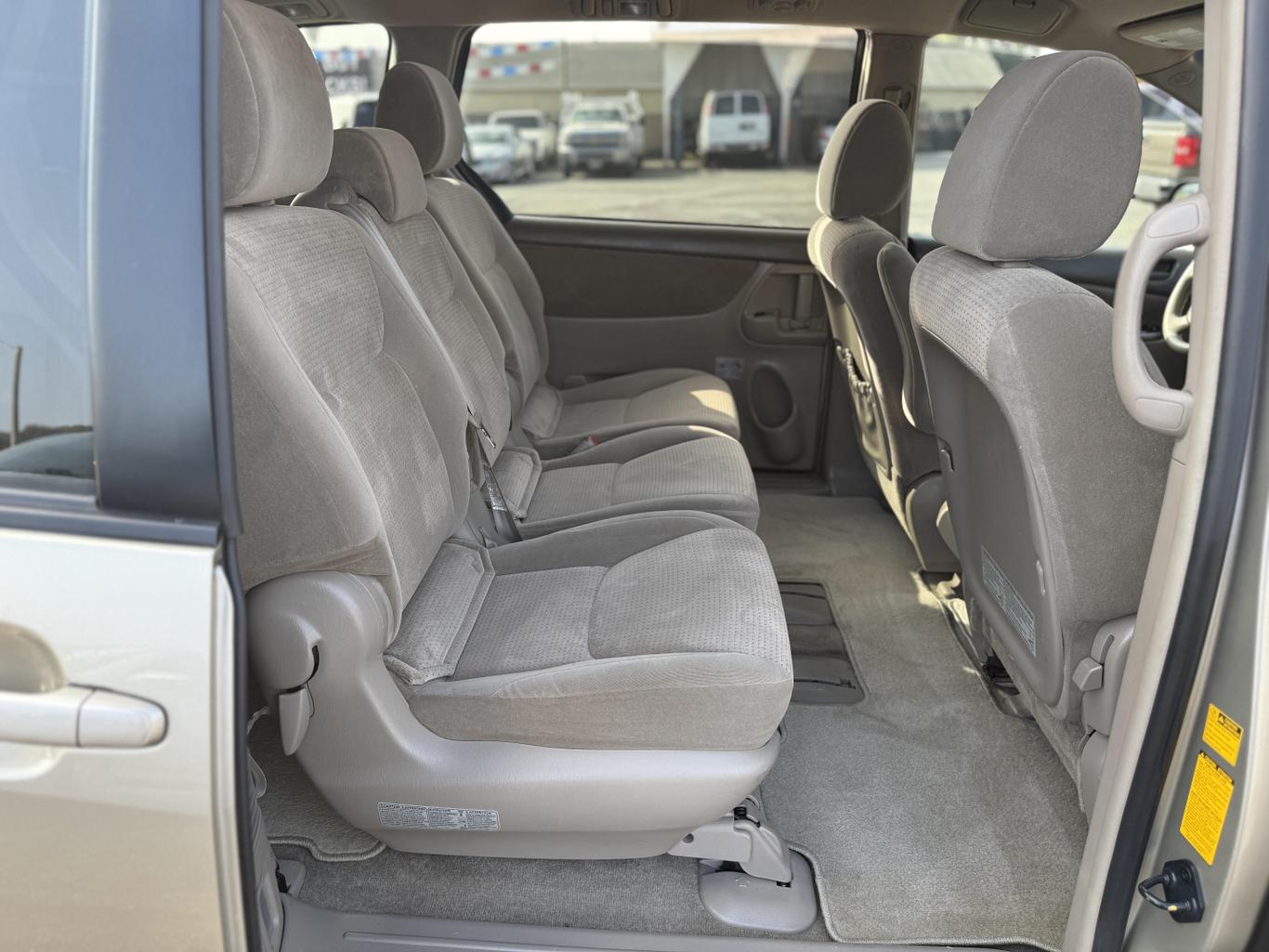 2010 Toyota Sienna LE photo 24