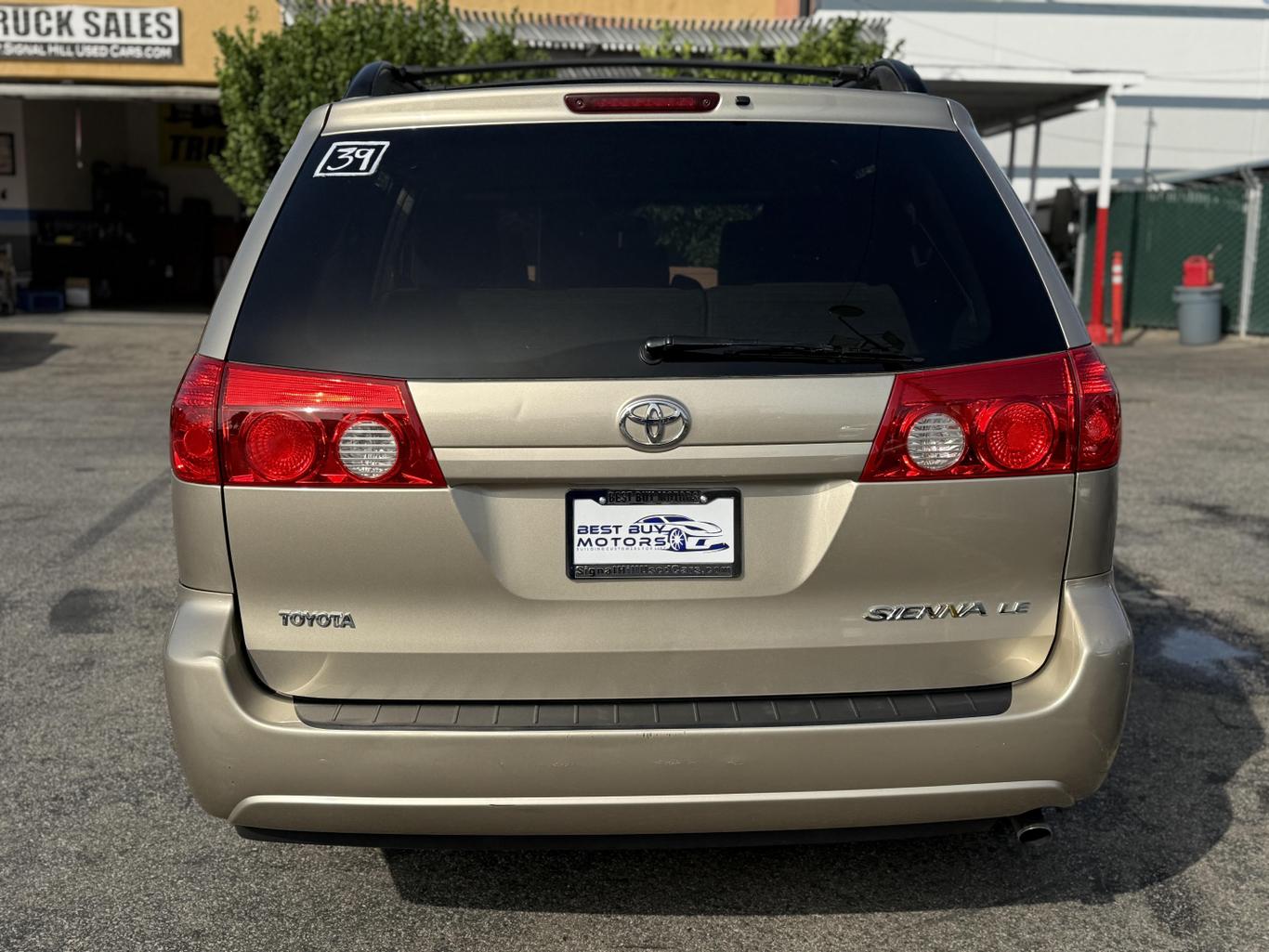 2010 Toyota Sienna LE photo 33