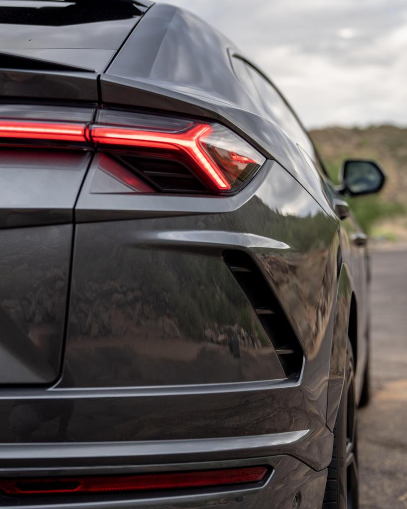 2019 Lamborghini Urus Base photo 37