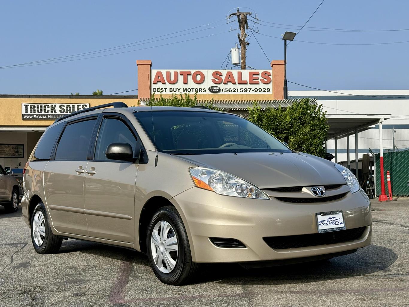 2010 Toyota Sienna LE photo 2