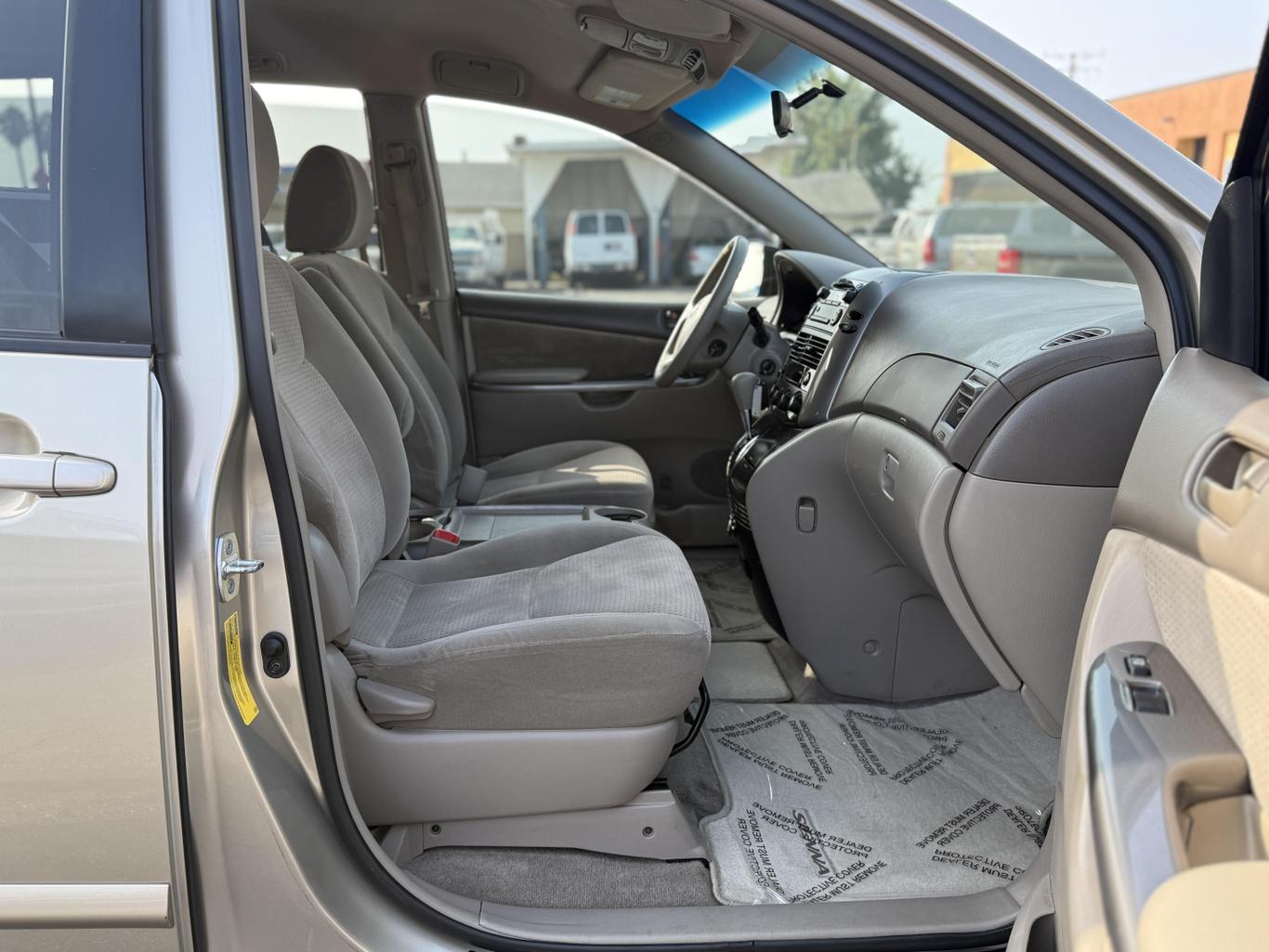 2010 Toyota Sienna LE photo 19