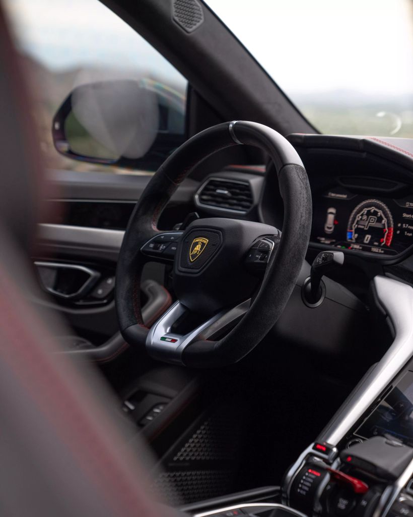 2019 Lamborghini Urus Base photo 49