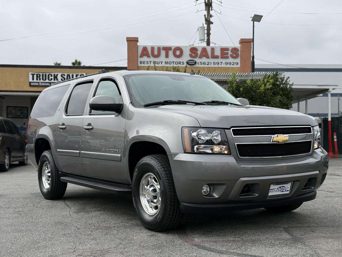 2007 Chevrolet Suburban LT photo 2